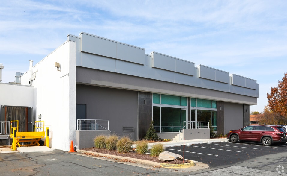 More Photos Of 301-366 Victory Dr, Herndon Flex For Lease