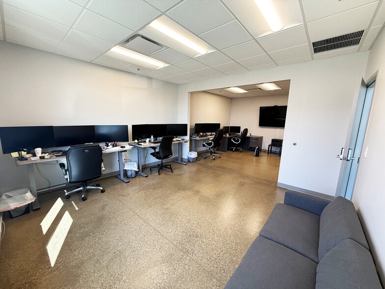 More Photos Of 365-399 Miles Pky, Bartlett Truck Terminal For Lease