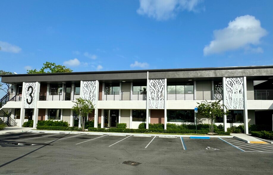 More Photos Of 1021 Ives Dairy Rd, Miami Unknown For Lease