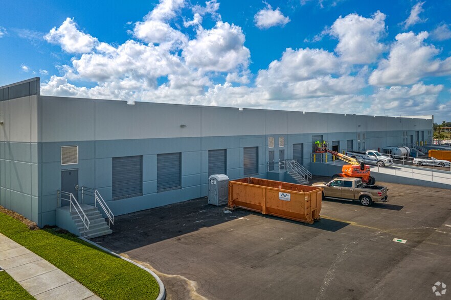 More Photos Of 16850 Oriole Rd, Fort Myers Warehouse For Lease