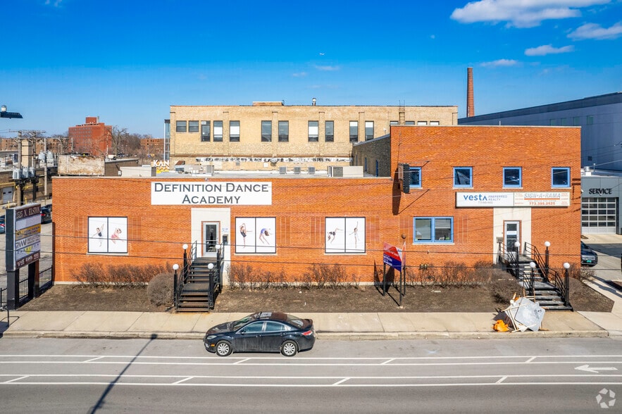 More Photos Of 2525 N Elston Ave, Chicago Showroom For Lease