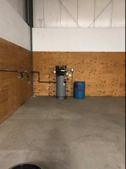 More Photos Of 160 S Turnpike Rd, Wallingford Light Distribution For Lease