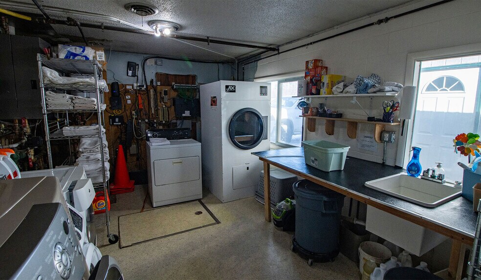 More Photos Of 412 N Front St, Townsend Hotel For Sale