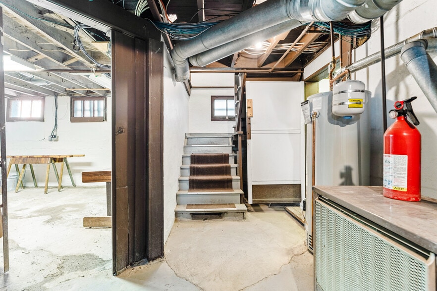 More Photos Of 15522 Madison Ave, Lakewood General Retail For Sale