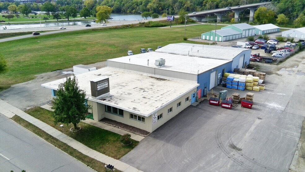 More Photos Of 821 N Parker Dr, Janesville Manufacturing For Lease