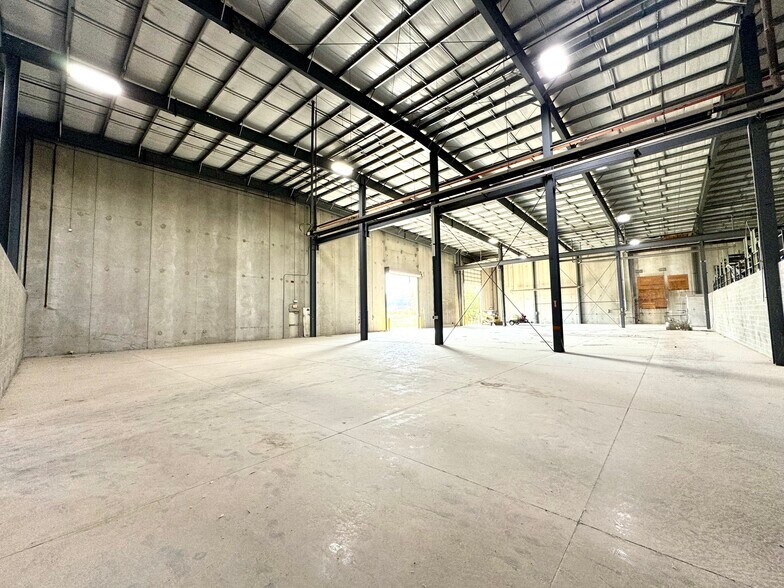 More Photos Of 16565 River Rd, Noblesville Distribution For Lease