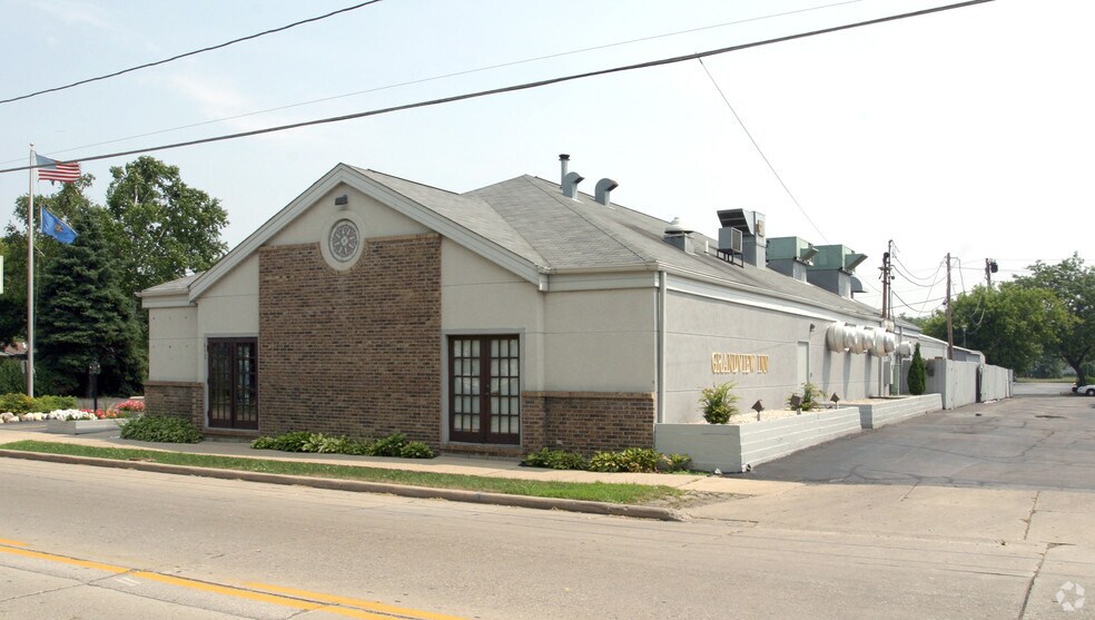 Primary Photo Of 613 N Grandview Blvd, Waukesha Restaurant For Sale