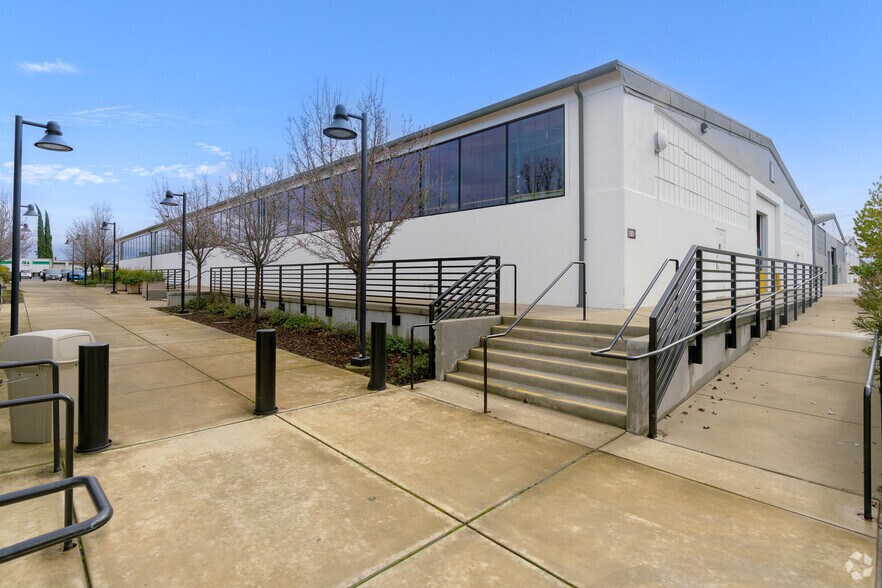 More Photos Of 5027 Roberts Ave, Mcclellan Flex For Lease