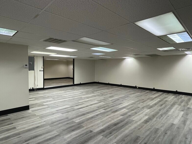 More Photos Of 1725-1745 Chase Dr, Fenton Warehouse For Lease