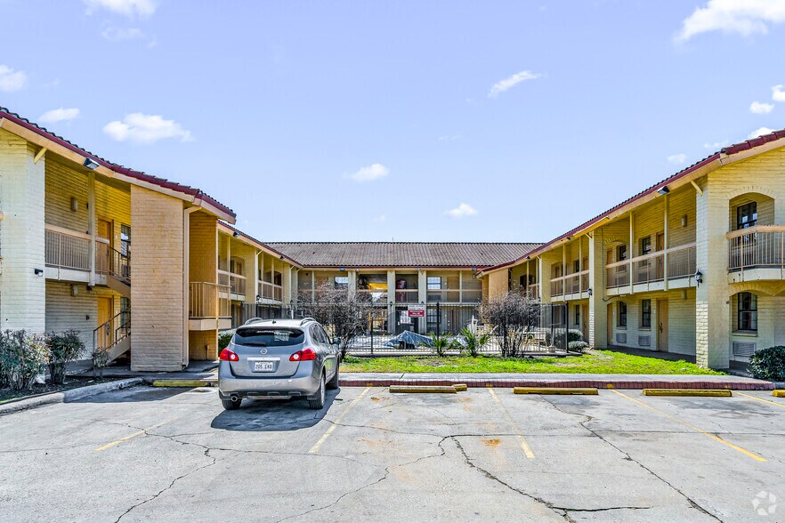 More Photos Of 1035 Martin Luther King Jr Dr, Monroe Hotel For Sale