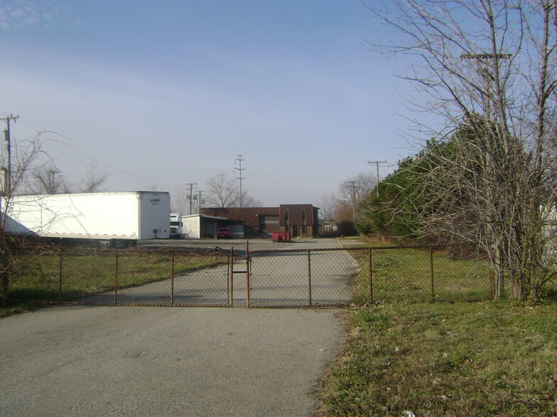 Primary Photo Of 29801-29825 Groesbeck Hwy, Roseville Warehouse For Lease