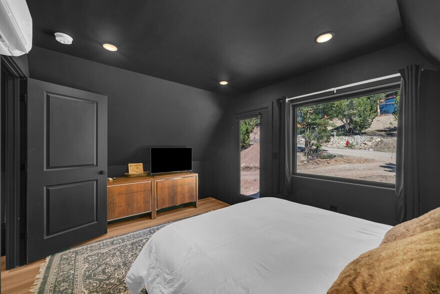 More Photos Of 360 Overlook ln, Glendale Specialty For Sale