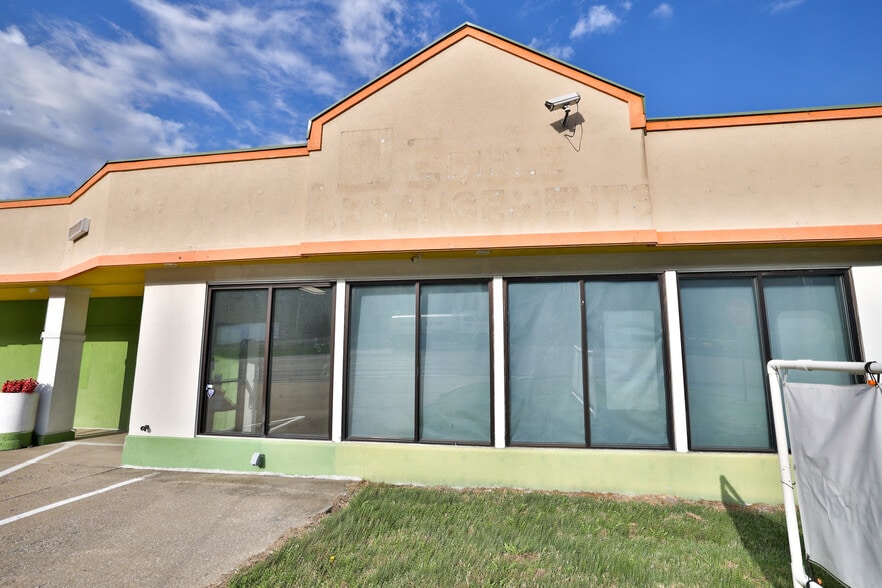 More Photos Of 107 N Bluff Rd, Collinsville Storefront For Sale