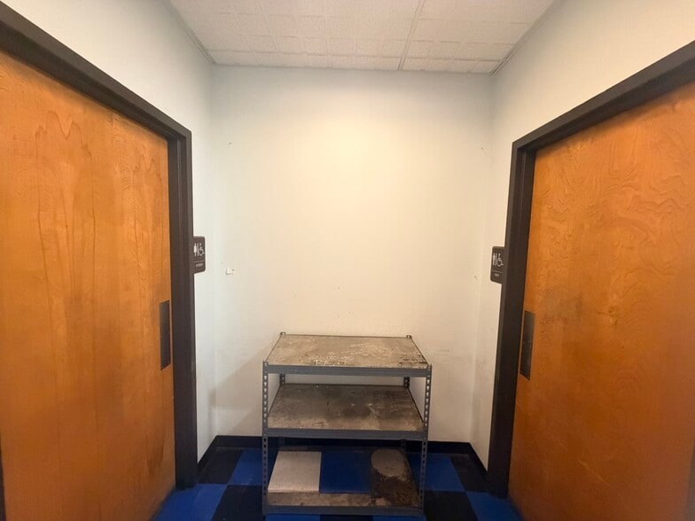 More Photos Of 9797-10161 E Admiral Pl, Tulsa Showroom For Lease