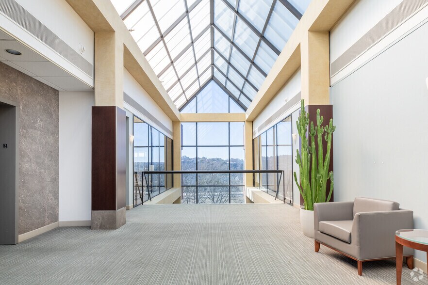 More Photos Of 8834 N Capital of Texas Hwy, Austin Office For Lease