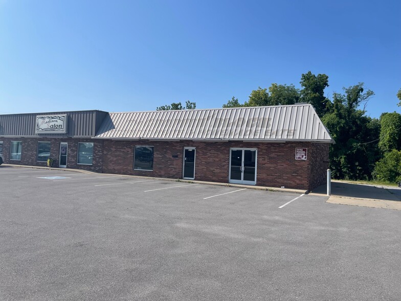 More Photos Of 2212-2218 Madison St, Clarksville General Retail For Lease