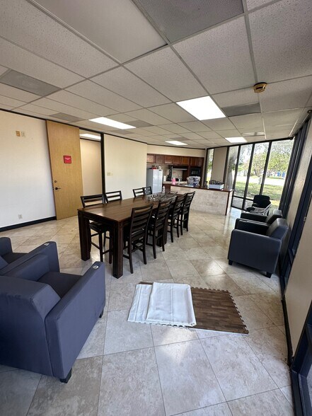 More Photos Of 9207 Emmott Rd, Houston Warehouse For Lease