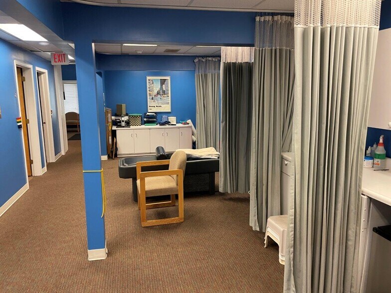 More Photos Of 304 Federal Rd, Brookfield Office For Lease