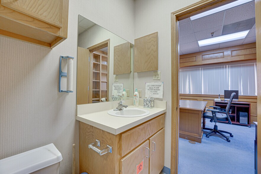 More Photos Of 2909 S Hampton Rd, Dallas Medical For Sale