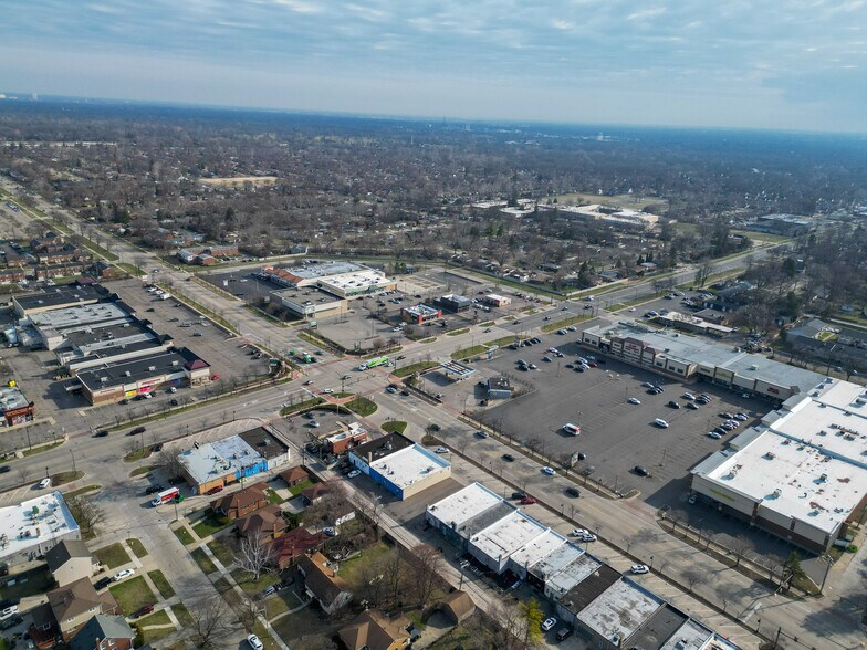 More Photos Of 13550 W 9 Mile Rd, Oak Park Freestanding For Lease