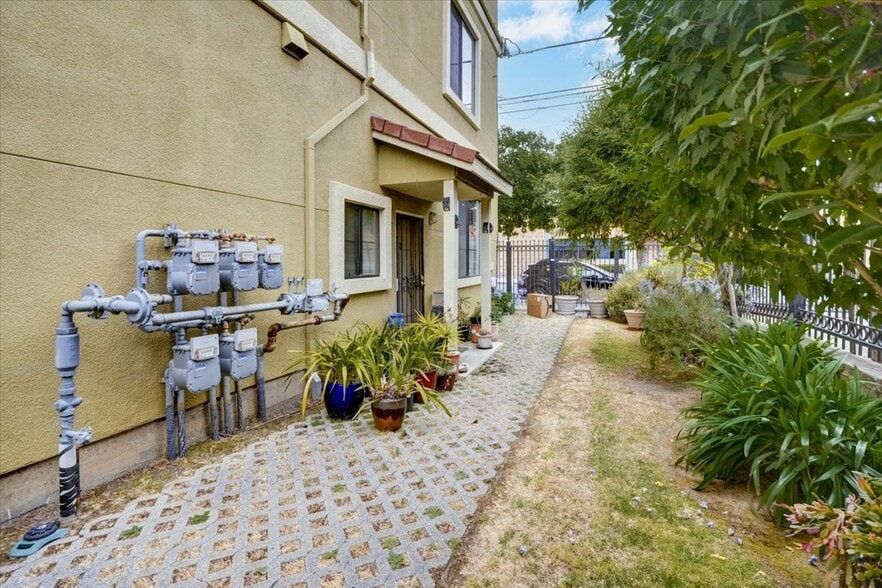 More Photos Of 400 E 12th St, Oakland Storefront Retail Residential For Sale