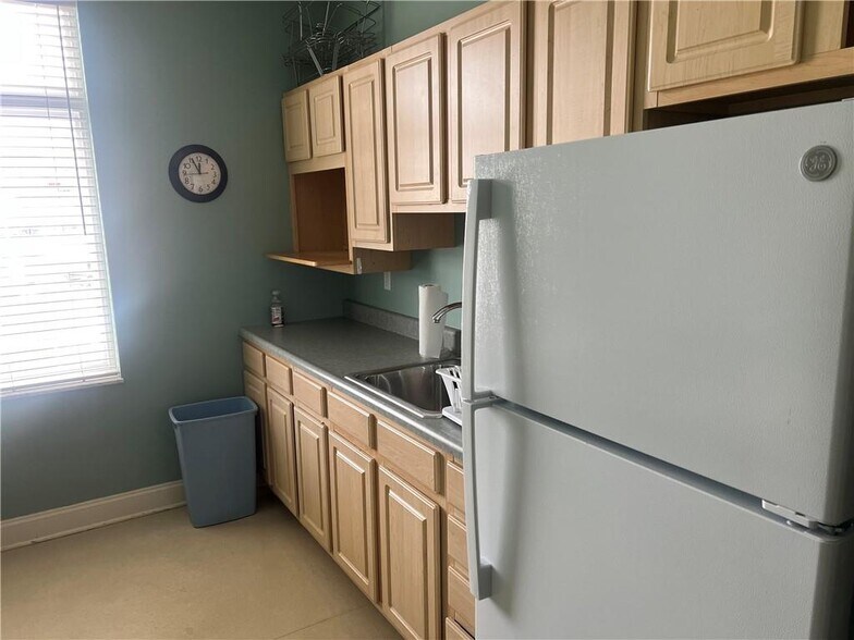 More Photos Of 93 Boundary Ln, Beaver Office For Sale