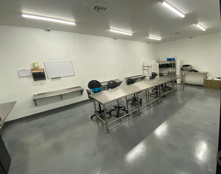 More Photos Of 2985 W Whitton Ave, Phoenix Warehouse For Sale