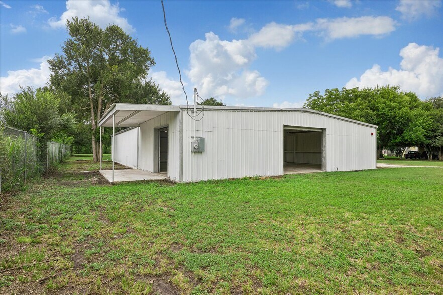 More Photos Of 610 New York St, Navasota Flex For Lease