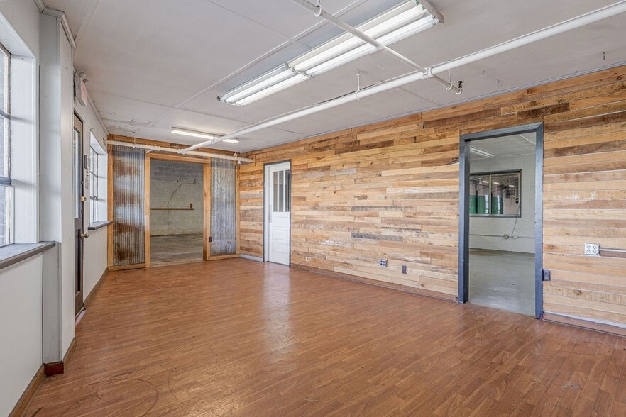 More Photos Of 1214 College St, Clarksville Warehouse For Lease