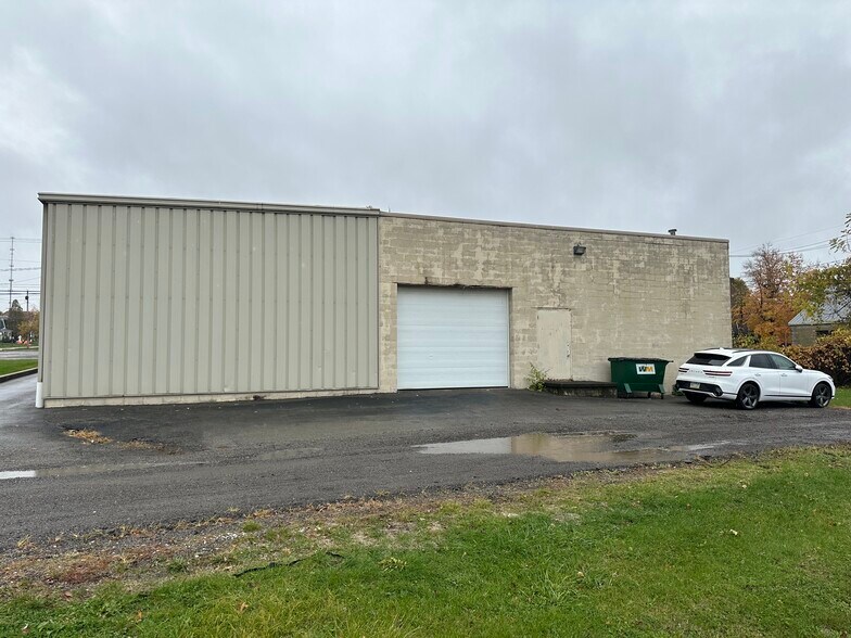 More Photos Of 1236 E Washington St, New Castle Showroom For Sale