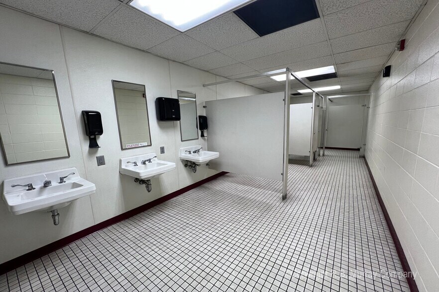 More Photos Of 2813 N Neergard Ave, Springfield Truck Terminal For Sale