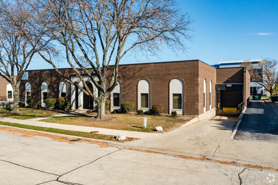 More Photos Of 221-225 Stanley St, Elk Grove Village Warehouse For Lease