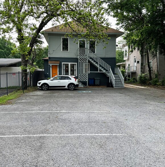 More Photos Of 729 N Bishop Ave, Dallas Office For Sale