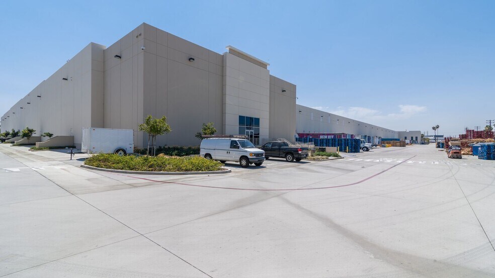 More Photos Of 6100 Garfield Ave, Commerce Distribution For Lease