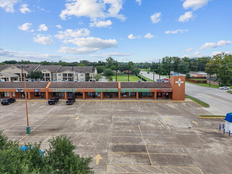 More Photos Of 12408 Highway 6, Santa Fe Freestanding For Lease