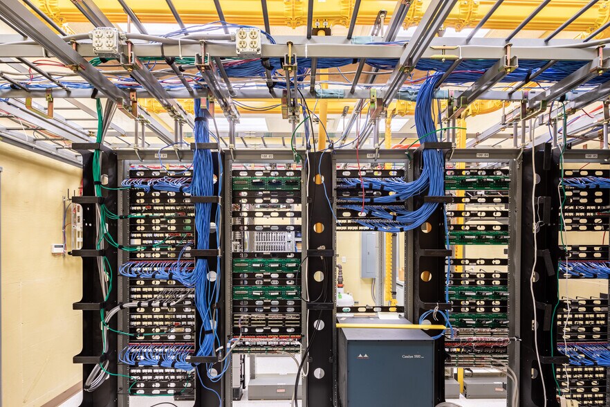 More Photos Of 921-929 Marthas Way, Hiawatha Light Distribution For Sale