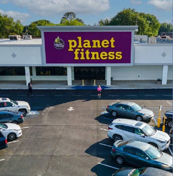 More Photos Of 800-840 E Admiral Doyle Dr, New Iberia Department Store For Sale