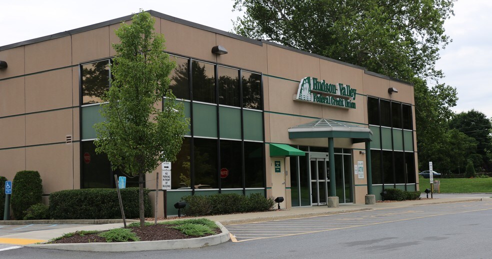 More Photos Of 3999-4001 Albany Post Rd, Hyde Park Unknown For Lease