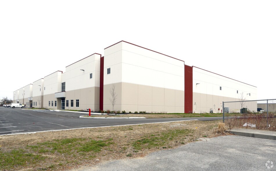 More Photos Of 17001-17075 Oak Ridge Rd, Westfield Warehouse For Sale