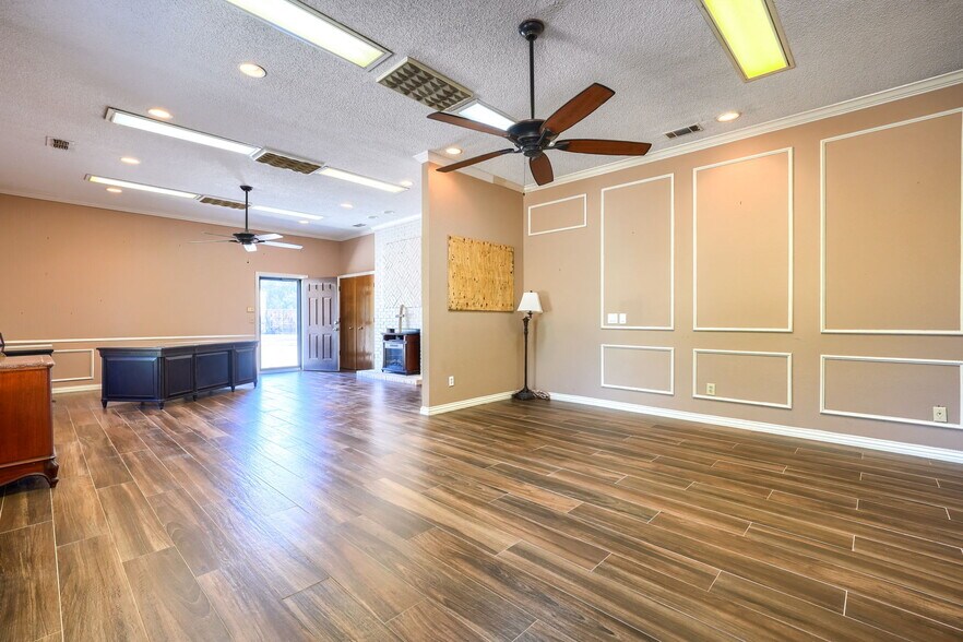 More Photos Of 6812 Avenue K, Plano Flex For Lease
