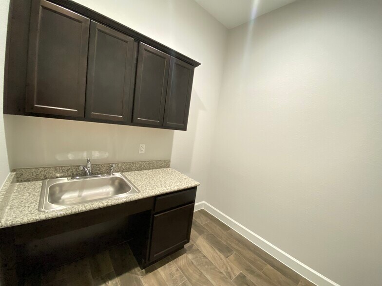 More Photos Of 1640 Highland Falls Dr, Leander Medical For Sale