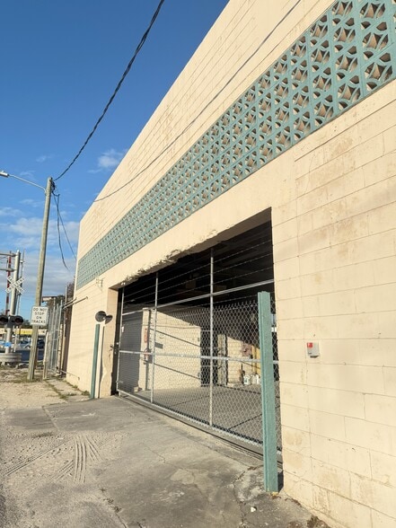 More Photos Of 8911 N 12th St, Tampa Warehouse For Sale
