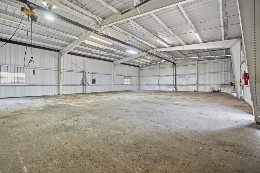 More Photos Of 2233 Garden Rd, Pearland Warehouse For Lease