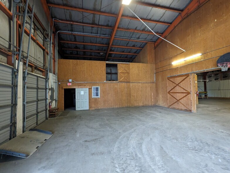 More Photos Of 5813 Stone Hill Rd, Lakeville Warehouse For Sale