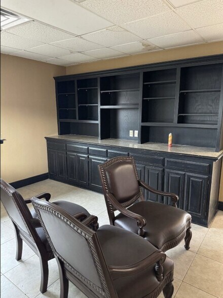 More Photos Of 6035 Canyon Dr, Amarillo Office For Lease