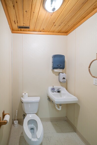 More Photos Of 71 Commerce St, Hickory Supermarket For Sale