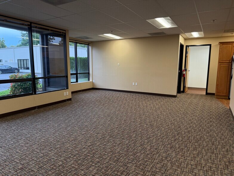 More Photos Of 5293 NE Elam Young Pky, Hillsboro Showroom For Sale
