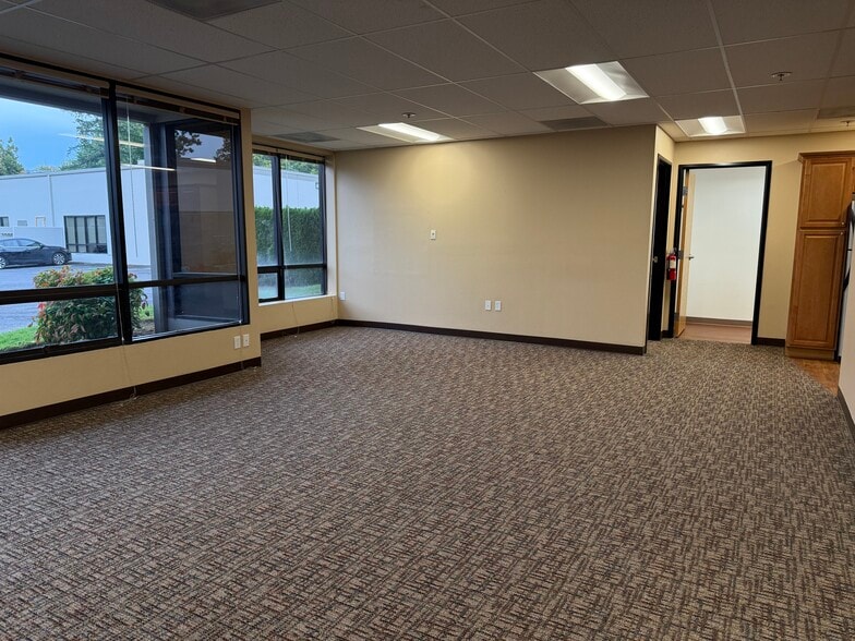 More Photos Of 5293 NE Elam Young Pky, Hillsboro Showroom For Sale