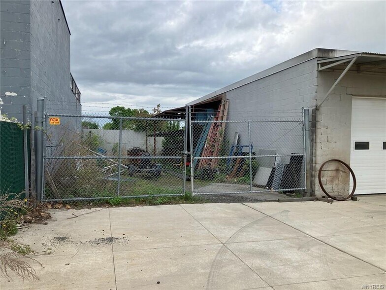 More Photos Of 2543 Seneca Ave, Niagara Falls Manufacturing For Sale