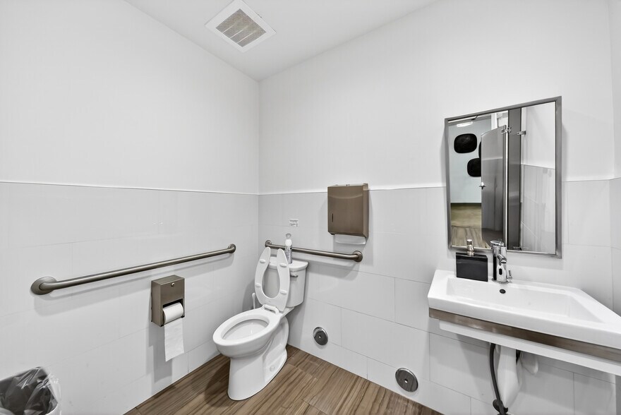 More Photos Of 7630 Biscayne Blvd, Miami Office For Lease